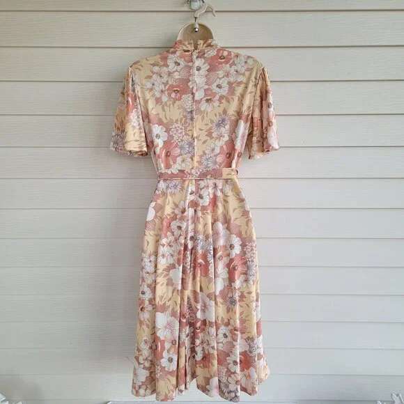 Vintage 70s: floral keyhole front short sleeve dress - Picture 4 of 7